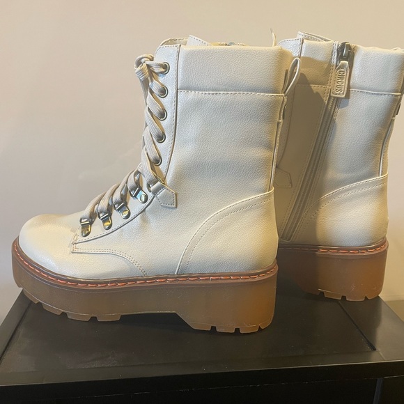 Circus by Sam Edelman Women's Cream Lace-Up Boots. Size 8.5 - Picture 3 of 5